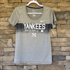 Nike Womens NY Yankees Gray Short Sleeve T-Shirt Lightweight Size Small Dri fit